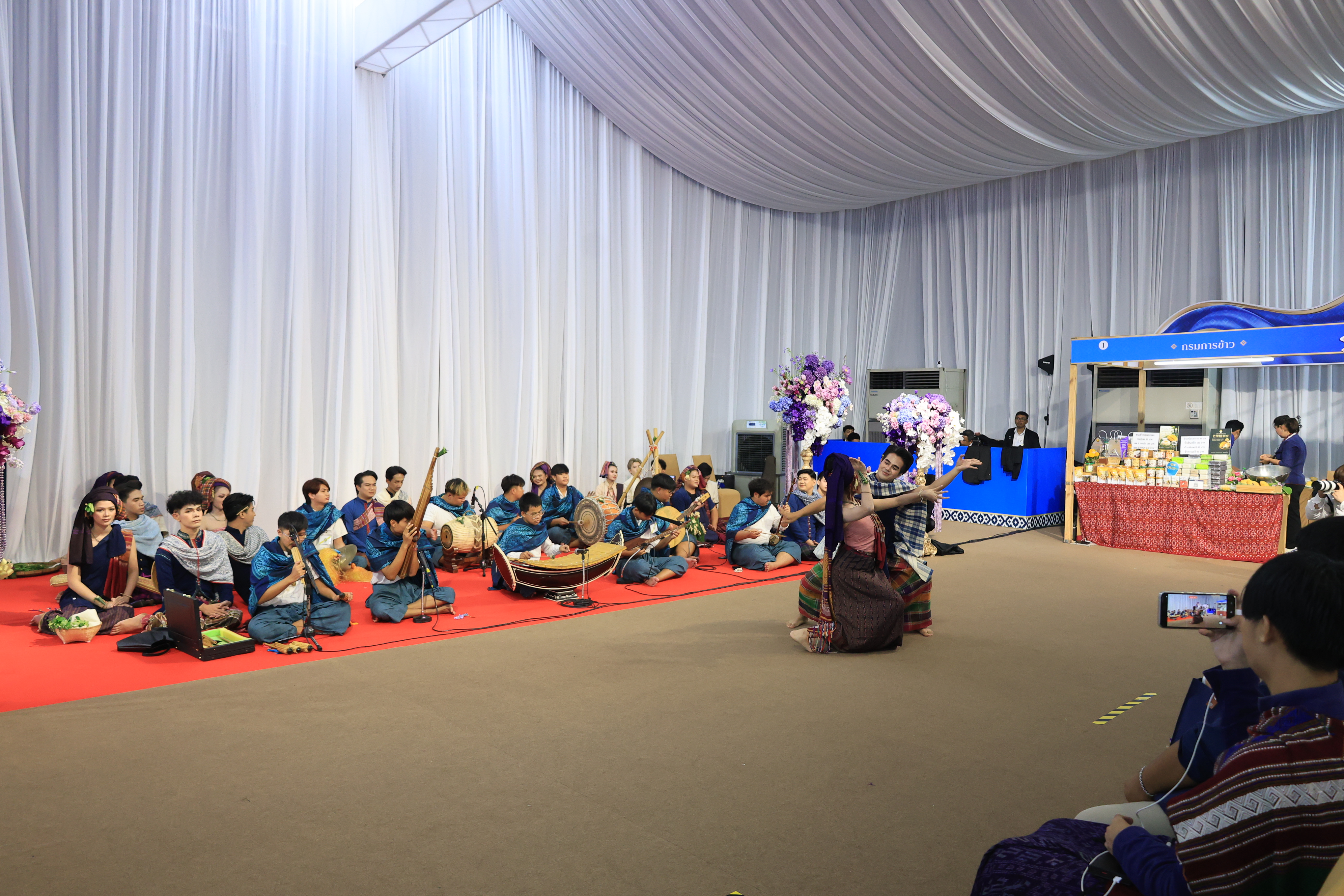 title - สำนักงานการปฏิรูปที่ดินเพื่อเกษตรกรรม ร่วมเฝ้าฯ รับเสด็จ สมเด็จพระกนิษฐาธิราชเจ้า กรมสมเด็จพระเทพรัตนราชสุดา ฯ สยามบรมราชกุมารี เสด็จพระราชดำเนินไปทรงเปิดงานเทิดพระเกียรติและน้อมรำลึก ในพระมหากรุณาธิคุณของสมเด็จพระนางเจ้าสิริกิติ์ พระบรมราชินีนาถ พระบรมราชชนนีพันปีหลวง “ภูษา ธัญญา ราชินี”
